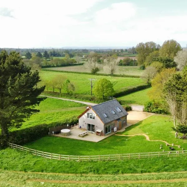 Deer Den timber clad cabin with hot tub, up private lane, hotel v destinaci Cullompton