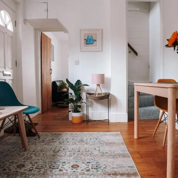 Albion Cottage central Falmouth with parking and 10 minutes to the beach، فندق في فالموث