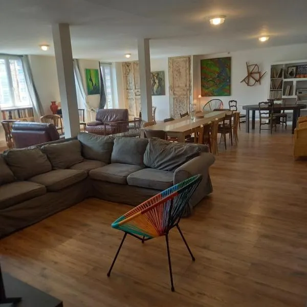 logement entier spacieux et confortable à 1 h de Paris, hotel en Courtenay