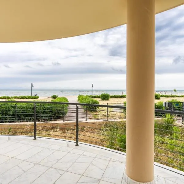 Beachfront Luxurious Newly Built 2-Bed Flat with Stunning Sea Views & Terrace, hotel v destinaci Roseto degli Abruzzi