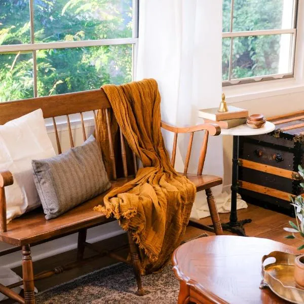 Cozy Renovated Vintage Modern House Downtown!, ξενοδοχείο σε Φορτ Μάγιερς