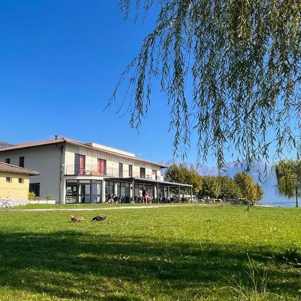 Lake Como Beach Hostel, hotel v destinaci Domaso