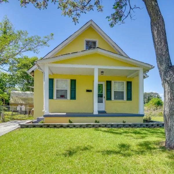 Charming Newport News Cottage Less Than 1 Mi to Ocean!, hotel in Hampton