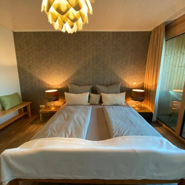 Gemütliches Doppelzimmer mit Balkon und Saunaoption Nordschwarzwald, Hotel in Simmersfeld
