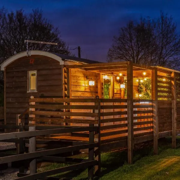 Hillside View Shepherds Hut - Ockeridge Rural Retreats, hotel v destinaci Little Witley