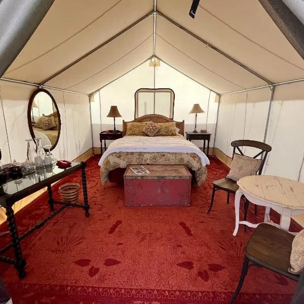 Cosmo Glamping Tent at Zenzen Gardens, hotel di Hotchkiss