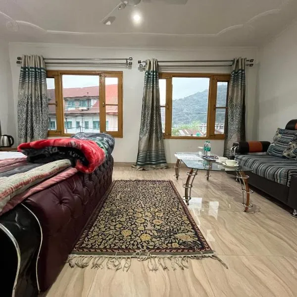 Hotel Crescent, ξενοδοχείο στο Σριναγκάρ