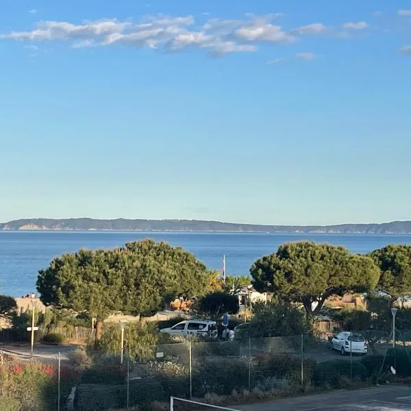 Appartement pieds dans l’eau Vue Mer Bormes Les Mimosas, hotel v destinácii Bormes-les-Mimosas