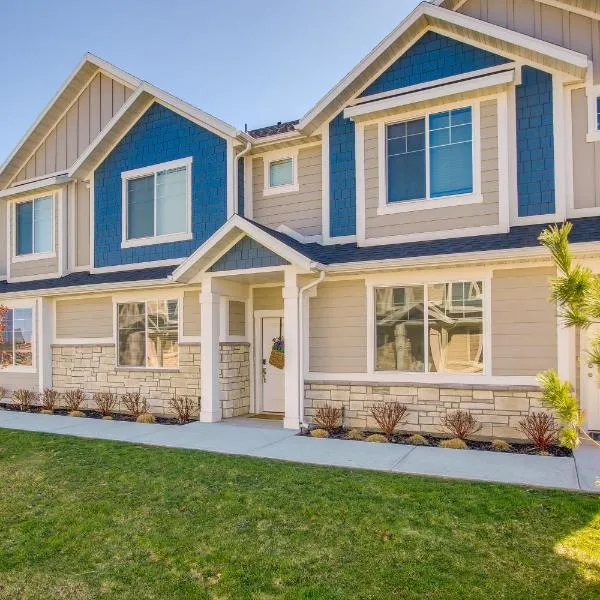2 Mi to Zootah Providence Townhome with Fireplaces, hotel v destinaci Logan