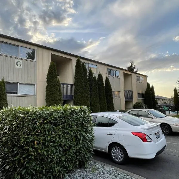 Shared Space with Private room in Beautiful Lakefront Apartment, ξενοδοχείο σε Federal Way