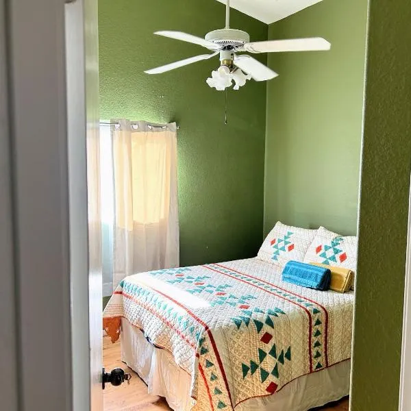 Wildflower Haven room, hotel in Hemet