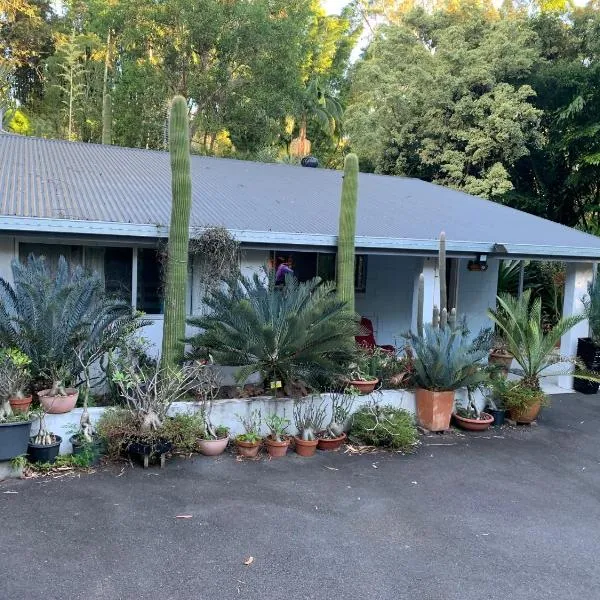 Ancient Gardens Guesthouse & Botanical Gardens, hotel in Landsborough