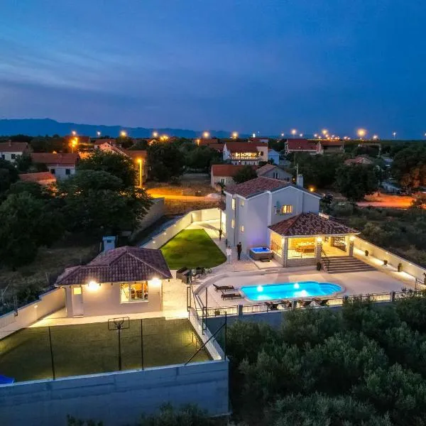 Villa Relax with sauna & jacuzzi &gym, hotel v destinácii Gornji Zemunik