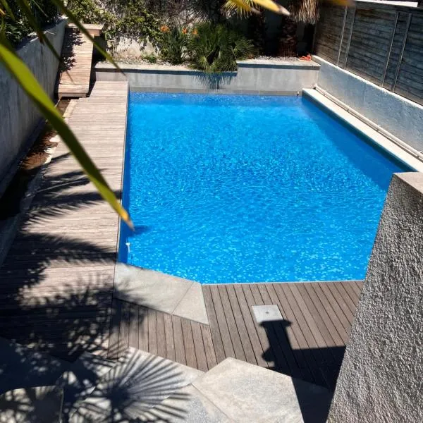 2 pièces rez-de-jardin dans maison avec piscine，盧貝新城的飯店