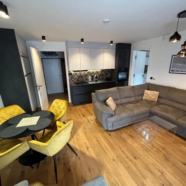 Luxusní apartmán GRAND v centru Harrachova se saunou, wallboxem EV, parkováním zdarma, s velkým balkonem a výhledem na Čertovu horu, sjezdovku a skokanské můstky: Harrachov şehrinde bir otel