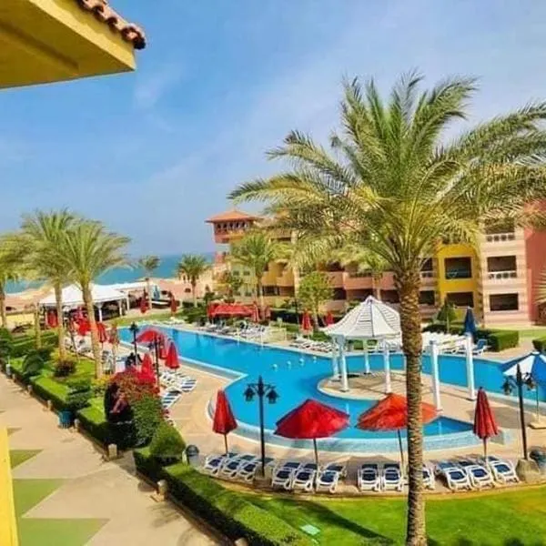 Sun studios in porto south beach families only, hotel u gradu 'Raʼs Matarma'