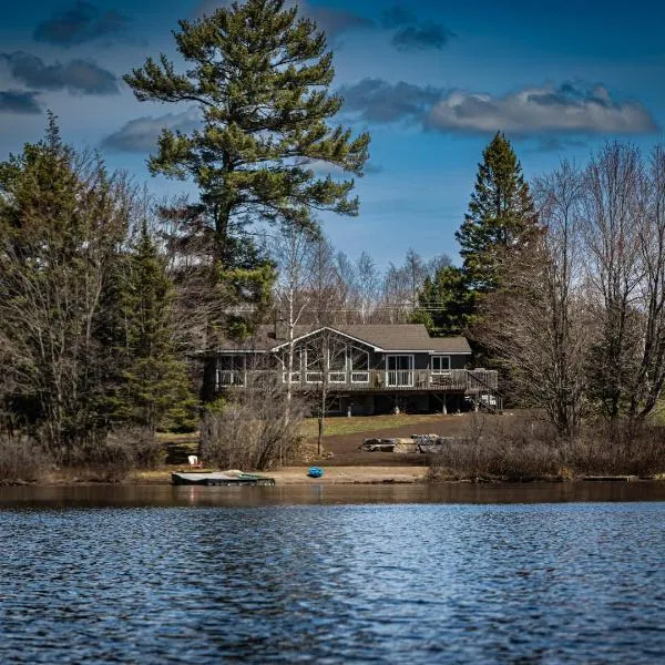 Perfect 3 bedroom waterfront muskoka cottage, hotel em Minett