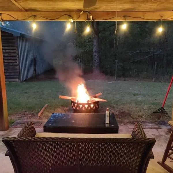 Quiet cabin near Enid Lake, hotel en Batesville