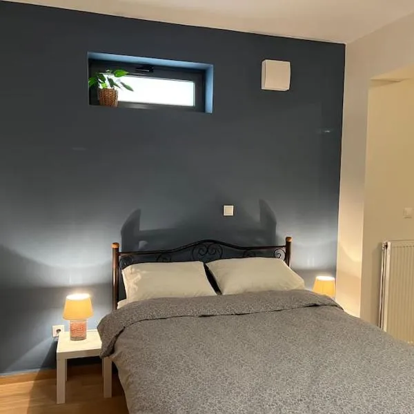 Spacious apartment 3’ from beach, hotel v destinaci Stoupa