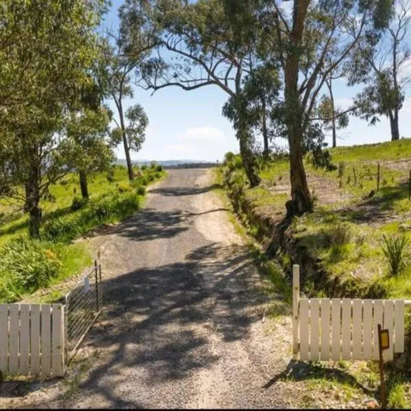 Peaceful 3 bedroom villa with gaming room, hotel in Wallan