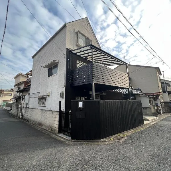 ゲストハウス宮の軒-稲荷参道前 3-Floor Family House, four living room, washmachine, 2 toilet, project, big supermarket nearby, hotel v Kjótu