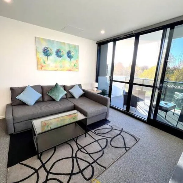 Fab in Phillip - 2bd 2bth Apt - Close to CBR Hospital، فندق في Phillip