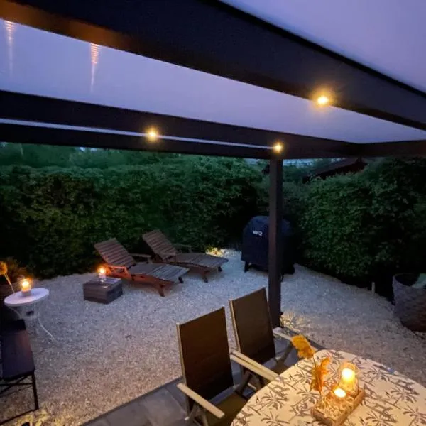 PURE - Chalet Zeeland - garden out of sight, hotel en Hoek