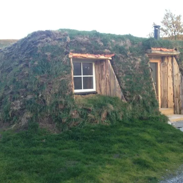 Modern turf house, hotel in Snøfjord