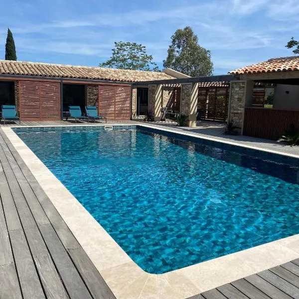 Magnifique villa avec piscine au coeur des vignes、コゴランのホテル