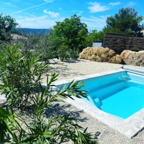 Les jardins de la Gravière à 5 mn de Lourmarin avec piscine privée, hotel en Puyvert