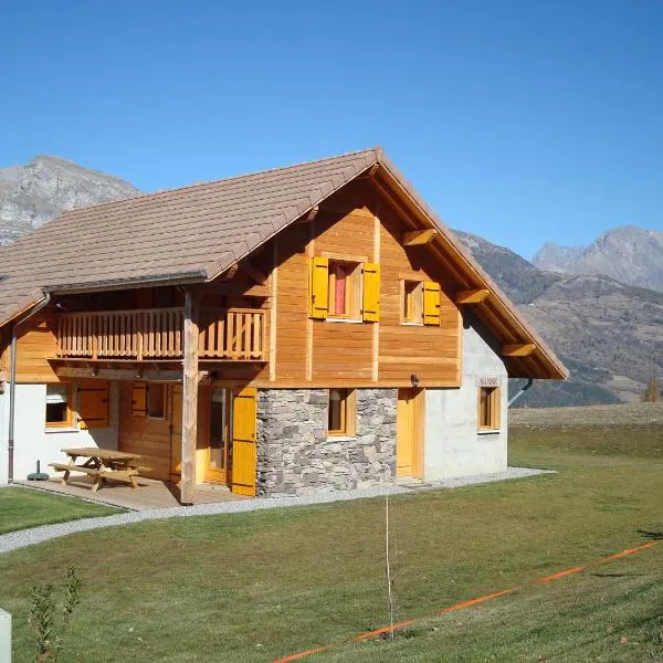 Les Chalets du Choumeau, hotel in Saint-Léger-les-Mélèzes