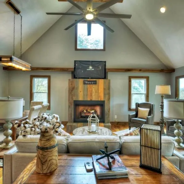 Blueberry Ridge Cottage near Ocoee River Shopping, hotel v destinaci Blue Ridge