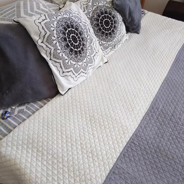 Wygodny apartament blisko morza, Miejsce na rowery, Parking, Netflix, hotel sa Łokciowe