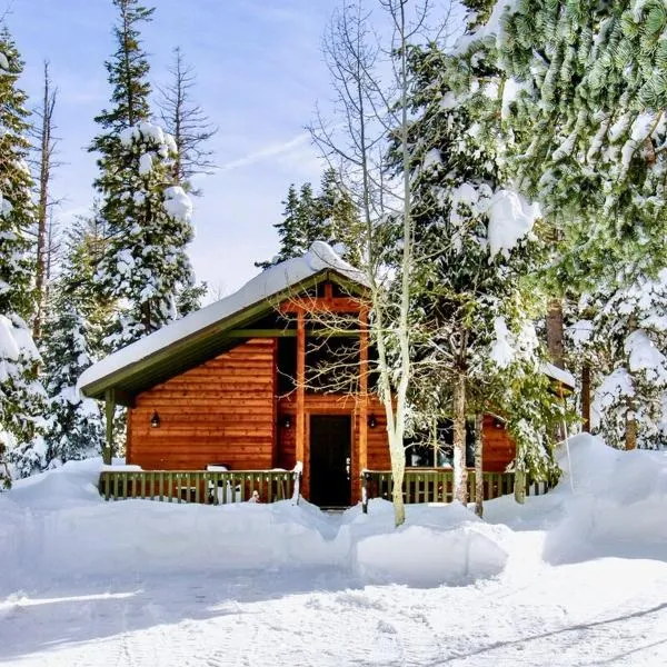 Lovely Log Cabin With Fire Pit!, hotel di Alton