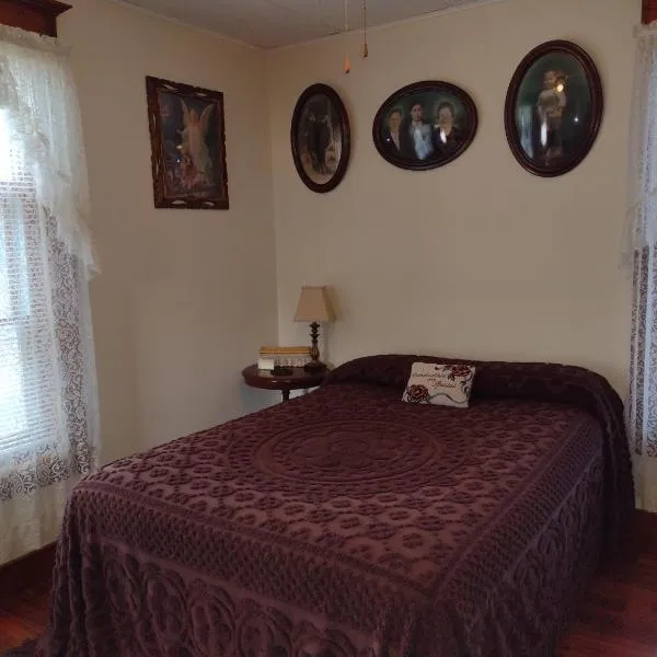 Quiet full-size bed close to town 420 friendly, hotel sa Segundo