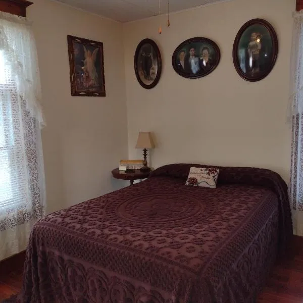 Quiet FULL-SIZE bed close to town 420 friendly, hotel in Trinidad