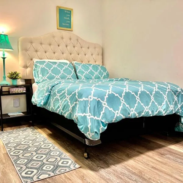 Private Room with Shared Bathroom on the 1st Floor 10 minutes walk to University of Washington, hotel in Seattle