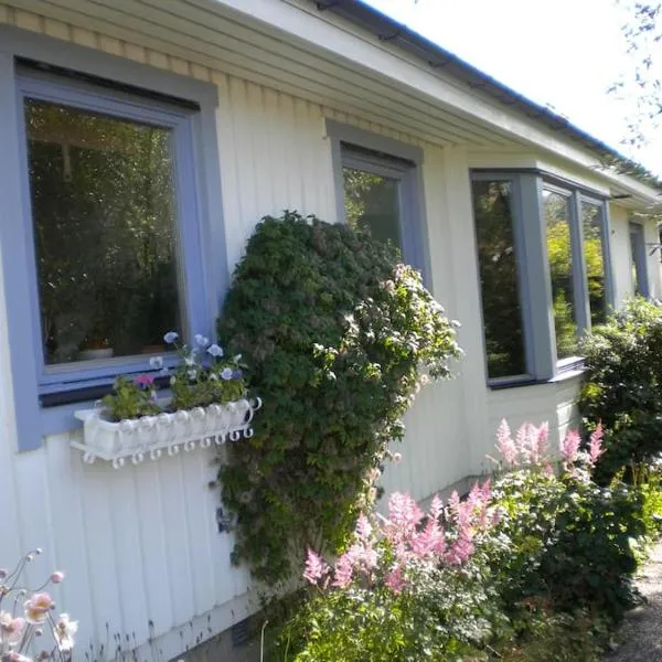Villa med blommande trädgård, centralt Båstad, hotel v destinaci Båstad