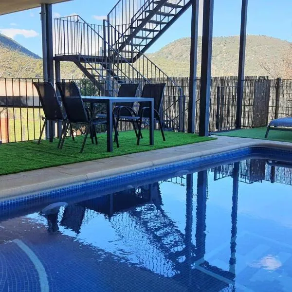 Casa con piscina en Parque Nacional de Cabañeros, hotel v destinácii Horcajo de los Montes