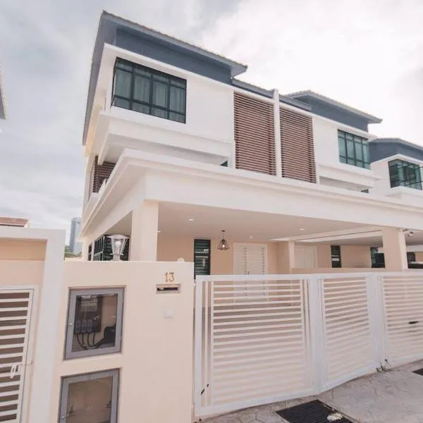 Luxury 3-sty semi-D 5BR 5Bath@Batu Ferringhi 15ppl, hotel di Batu Feringgi