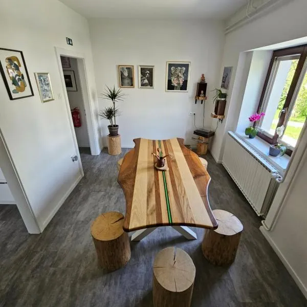 The Green Door Apartment, hotel in Postojna