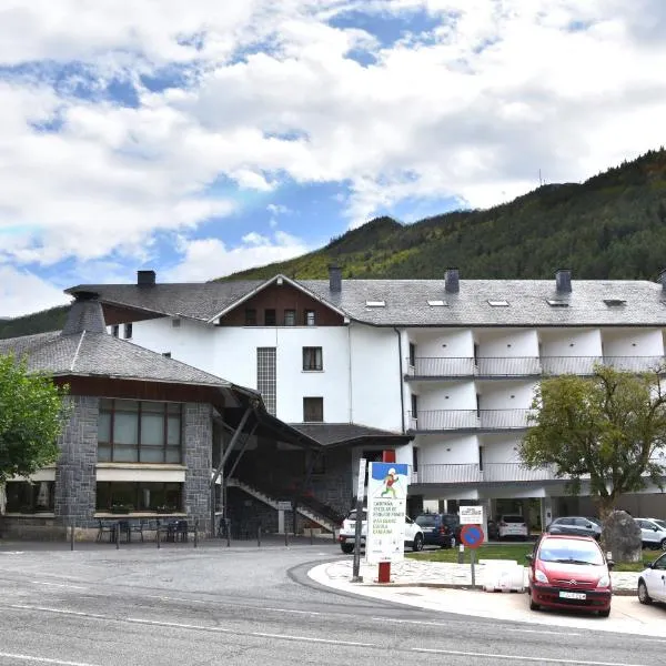 Hotel y Apartamentos SNÖ Isaba, hotel in Burgui