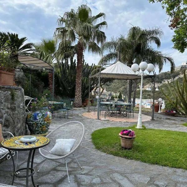 Esclusiva Luxury Villa con giardino: Lacco Ameno'da bir otel