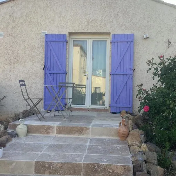 Gites de Lyse avec Jacuzzi, Hotel in Roujan