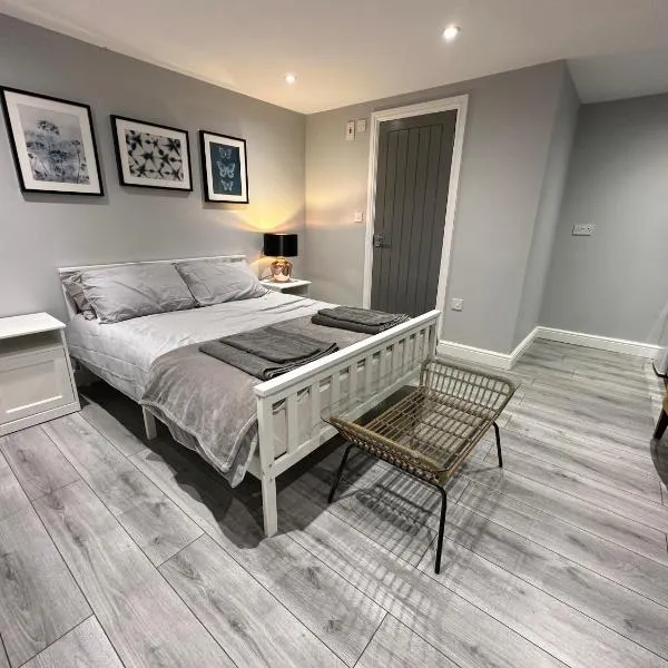 Luxury Detached Studio Apartment - Free Super Fast WiFi - Free Parking - 15 Mins from Luton Airport, hotel in Luton