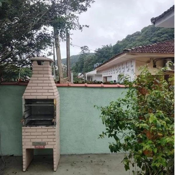 Casa bem localizada, hotel v destinaci Guarujá