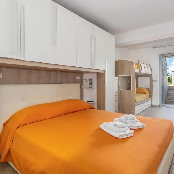 ORISTANO CAMERA ARANCIO max 3pers,BAGNO,USO CUCINA, hotel in Oristano