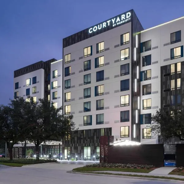 Courtyard by Marriott Houston Heights/I-10, hotel em Charter Bank Building Heliport