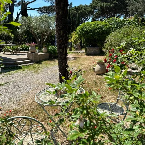Magnifique Studio Tropézien à 300 m de la plage (parking gratuit), hotel in Saint-Tropez