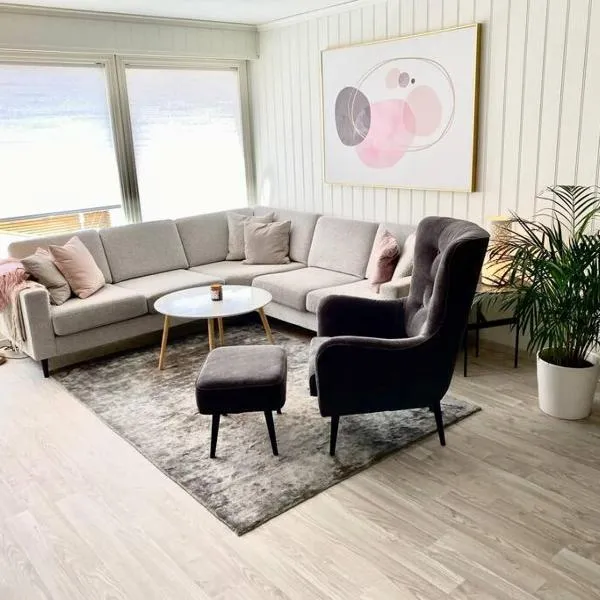 Moderne og sentral leilighet med koselig og privat uteplass!, hotel in Hornnes